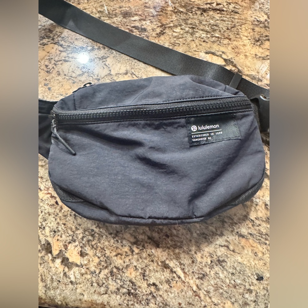 Lululemon 🍋 Clean Lines Belt Bag 2L - Black